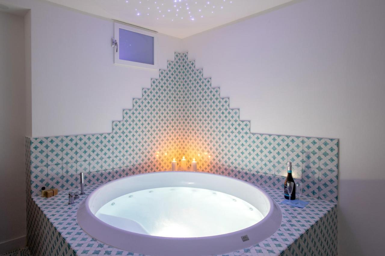 Suite Hot Tub,1112449638:JPEG