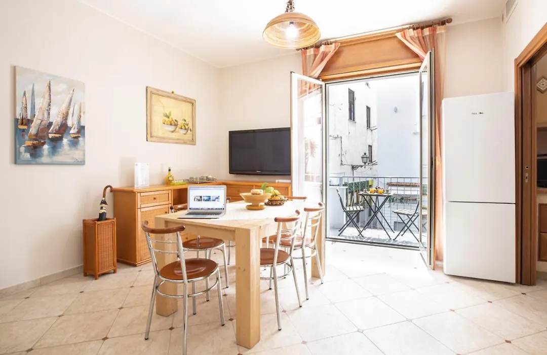 Sorrentovibes - Spacious 3 Bedrooms Apartment In Sorrento Oldtown-1