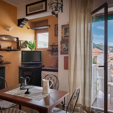 La Musica In The Heart Of Sorrento, 100 M From Station-2