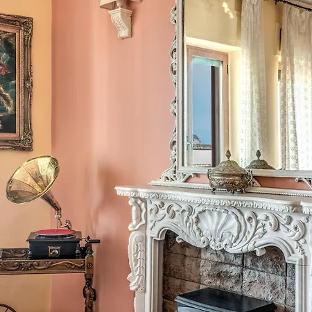 La Musica In The Heart Of Sorrento, 100 M From Station-3