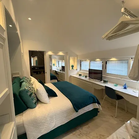 Maison Lady Claudia Luxury Accommodation-3